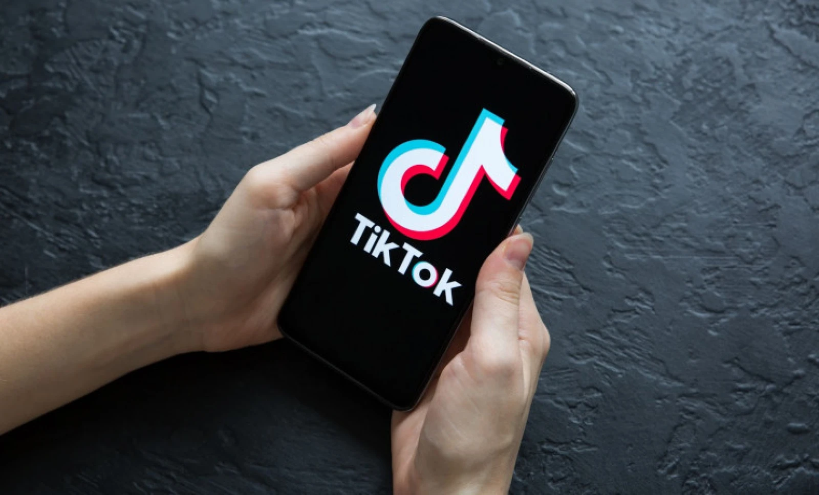 Осудили женщину, которая вела прямой эфир в TikTok